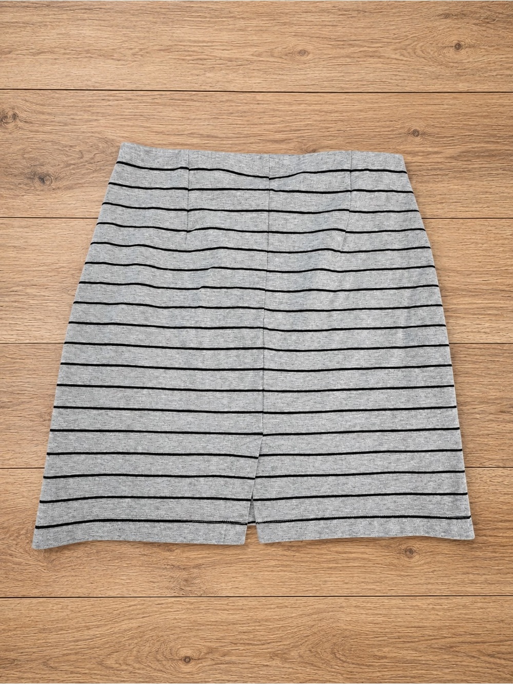 Banana Republic Gray & Black Striped Knit Skirt | Women’s Medium | Stretch Waist - Picture 2 of 4